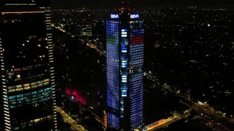 Pachuca: Torre BBVA se ‘coloreó’ para festejar el campeonato de los Tuzos