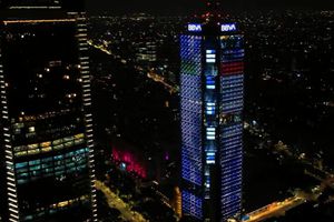 Pachuca: Torre BBVA se ‘coloreó’ para festejar el campeonato de los Tuzos