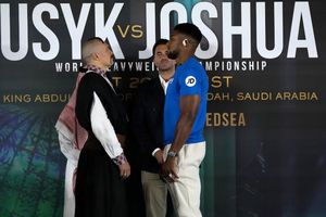 Usyk vs Anthony Joshua: El ucraniano se presentó a su primer cara a cara cantando