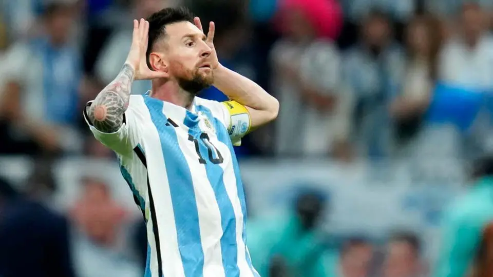 Lionel Messi encara y critica a Louis van Gaal: "Vende que juega bien y sólo mete pelotazos"