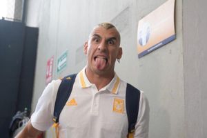 Nahuel Guzmán: Al arquero argentino le robaron un beso en su visita a la UANL