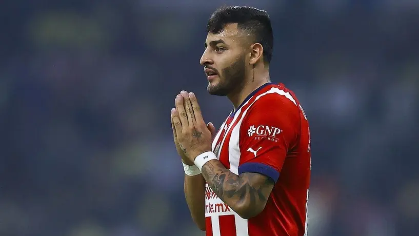 Clásico Nacional: Aficionado de Chivas paga humillante apuesta actuando como perro
