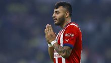 Clásico Nacional: Aficionado de Chivas paga humillante apuesta actuando como perro