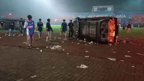 Encontronazo entre hinchas y policías en partido de futbol deja al menos 127 muertos en Indonesia