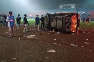 Encontronazo entre hinchas y policías en partido de futbol deja al menos 127 muertos en Indonesia