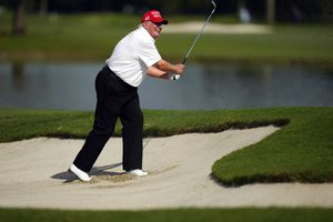 Donald Trump presumió a Joe Biden sus ‘talentos’ en el golf: ‘¿Creen que pueda hacer esto?’
