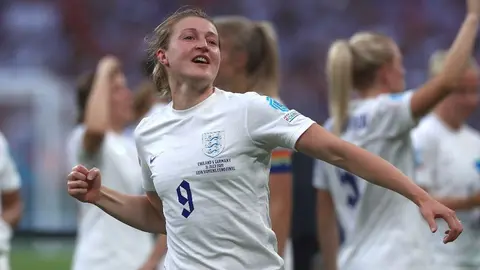 VIDEO: Jugadoras de Inglaterra irrumpieron en conferencia de prensa tras título