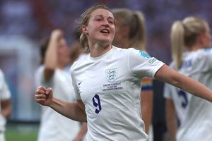 VIDEO: Jugadoras de Inglaterra irrumpieron en conferencia de prensa tras título