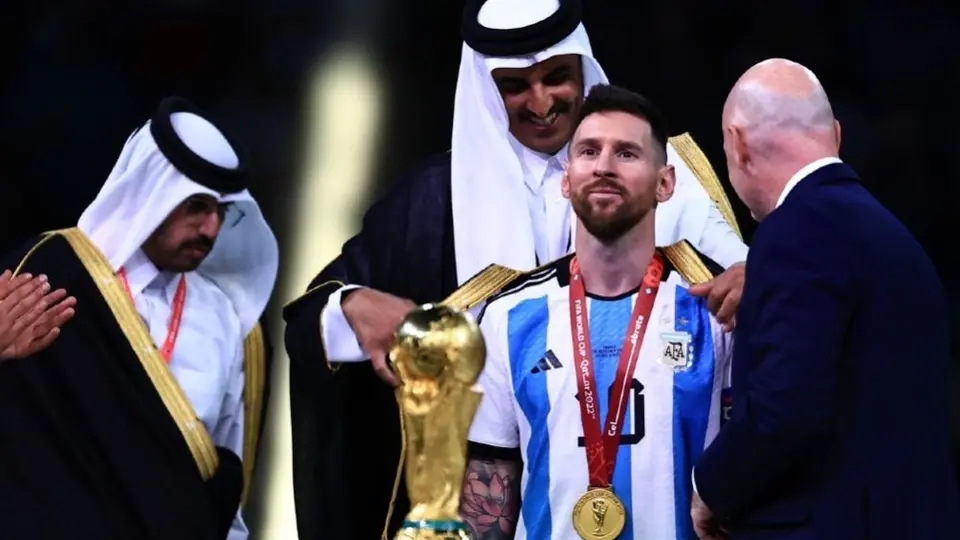 Qatar 2022: ¿Qué significa la ‘capa’ que portó Messi previo a alzar la Copa del Mundo?
