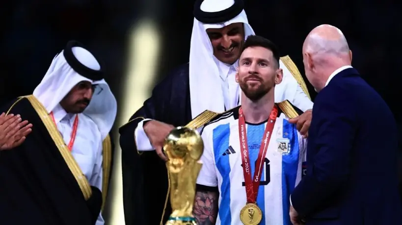 Qatar 2022: ¿Qué significa la ‘capa’ que portó Messi previo a alzar la Copa del Mundo?