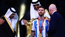 Qatar 2022: ¿Qué significa la ‘capa’ que portó Messi previo a alzar la Copa del Mundo?