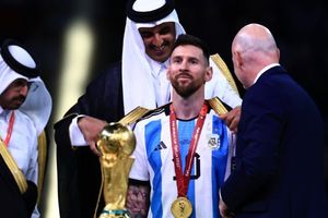 Qatar 2022: ¿Qué significa la ‘capa’ que portó Messi previo a alzar la Copa del Mundo?