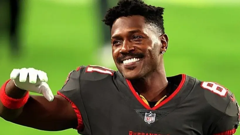 Antonio Brown: Es señalado de acosar desnudo a una mujer en una piscina
