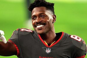 Antonio Brown: Es señalado de acosar desnudo a una mujer en una piscina
