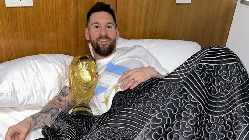 Messi no suelta la Copa del Mundo y duerme con ella en su llegada a Argentina