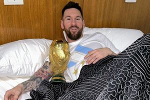 Messi no suelta la Copa del Mundo y duerme con ella en su llegada a Argentina