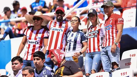 Atlético San Luis vs Rayados: Aficionado sufrió accidente; cayó de la tribuna durante el juego