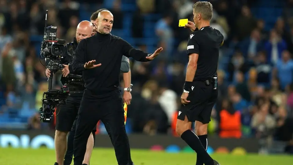 Champions League: Pep Guardiola abrazó al árbitro por sacarle tarjeta amarilla