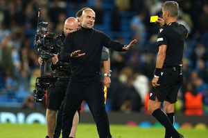 Champions League: Pep Guardiola abrazó al árbitro por sacarle tarjeta amarilla