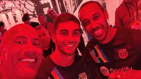 Barcelona: Dwayne Johnson ‘La Roca’, compartió fotografía con los jugadores culés