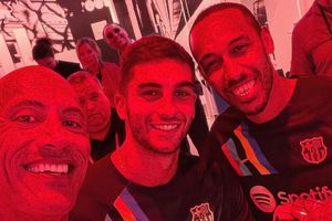 Barcelona: Dwayne Johnson ‘La Roca’, compartió fotografía con los jugadores culés