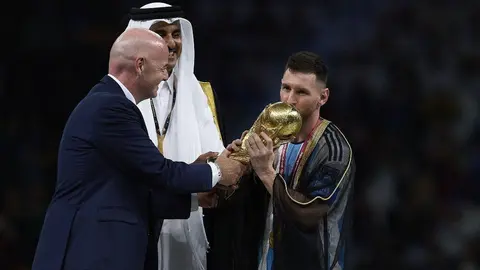 Messi: El bisht que usó La Pulga se vende hasta en 25 mil pesos