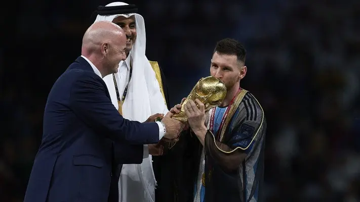 Fallece el padre del emir que colocó bisht a Messi en Qatar 2022