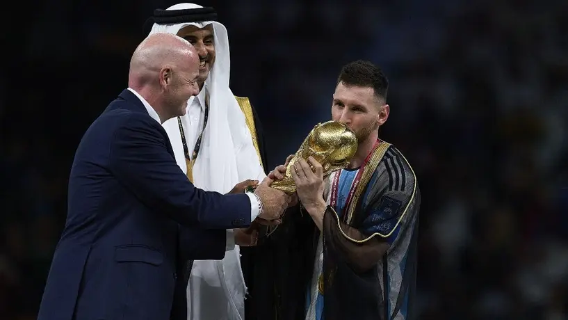 Messi: El bisht que usó La Pulga se vende hasta en 25 mil pesos