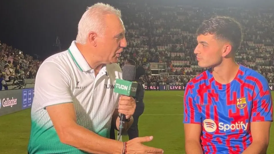 Barcelona: Stoichkov pasó la estafeta a Pedri tras obsequiarle un jersey con el '8'