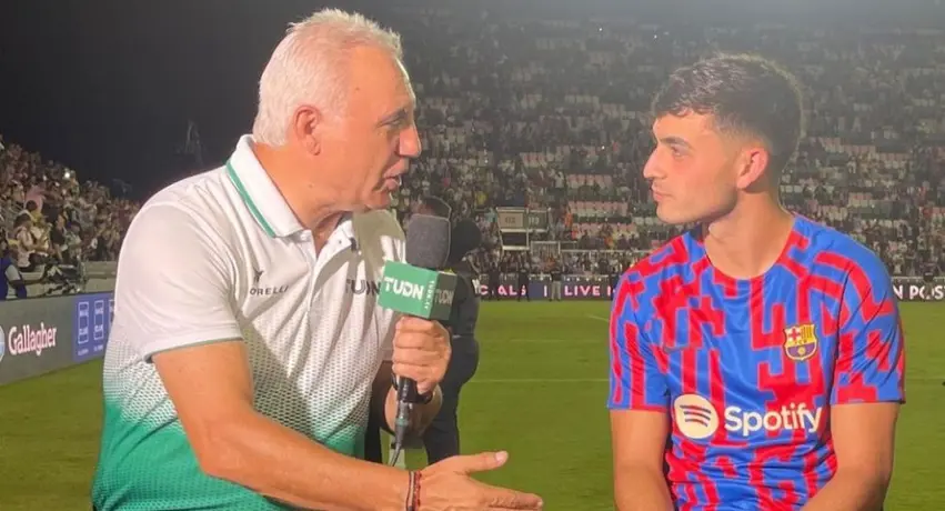 Barcelona: Stoichkov pasó la estafeta a Pedri tras obsequiarle un jersey con el '8'