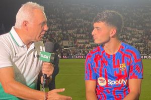 Barcelona: Stoichkov pasó la estafeta a Pedri tras obsequiarle un jersey con el '8'