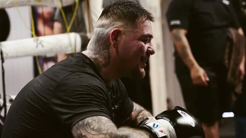 Andy Ruiz presumió su nuevo tatuaje; el rostro de Jesús cubre su costado derecho