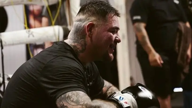 Andy Ruiz presumió su nuevo tatuaje; el rostro de Jesús cubre su costado derecho