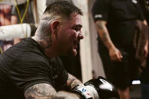 Andy Ruiz presumió su nuevo tatuaje; el rostro de Jesús cubre su costado derecho