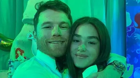 Canelo Álvarez se echó un 'palomazo' con Grupo Firme en los XV años de su hija