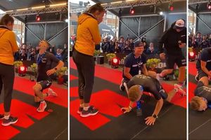 Triatleta español sufre calambre justo en el momento que se hincó para pedir matrimonio