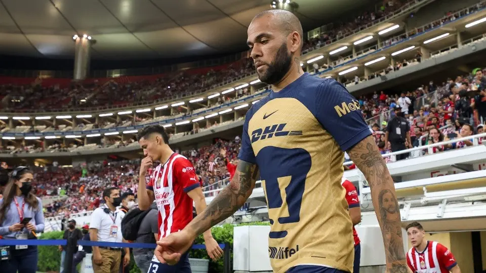 Dani Alves le firmó a Brizuela una playera del Barcelona tras el Chivas vs Pumas