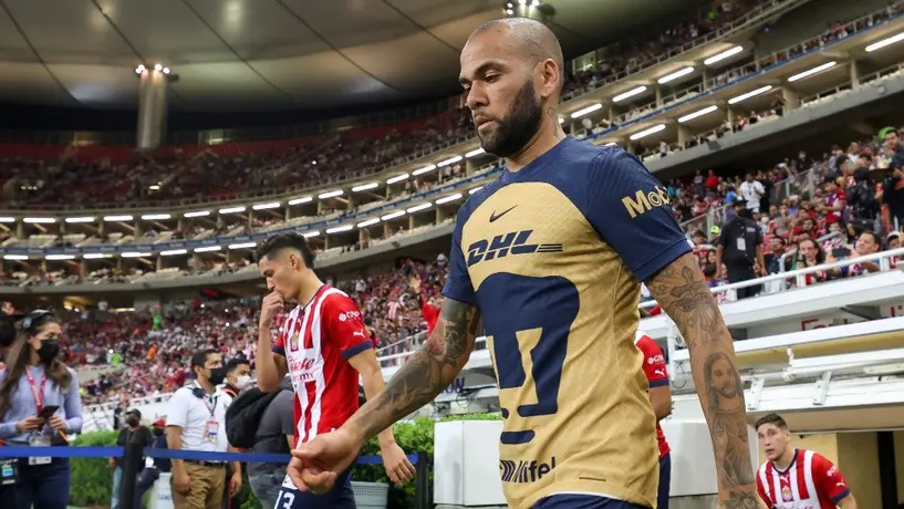 Dani Alves le firmó a Brizuela una playera del Barcelona tras el Chivas vs Pumas