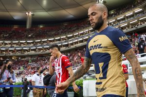 Dani Alves le firmó a Brizuela una playera del Barcelona tras el Chivas vs Pumas