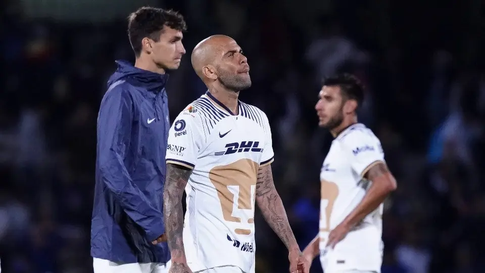 Pumas: Dani Alves se molestó con Toto Salvio por no darle el balón