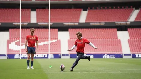 Alcalde de Madrid propinó un balonazo a fotógrafo en inauguración de cancha de rugby