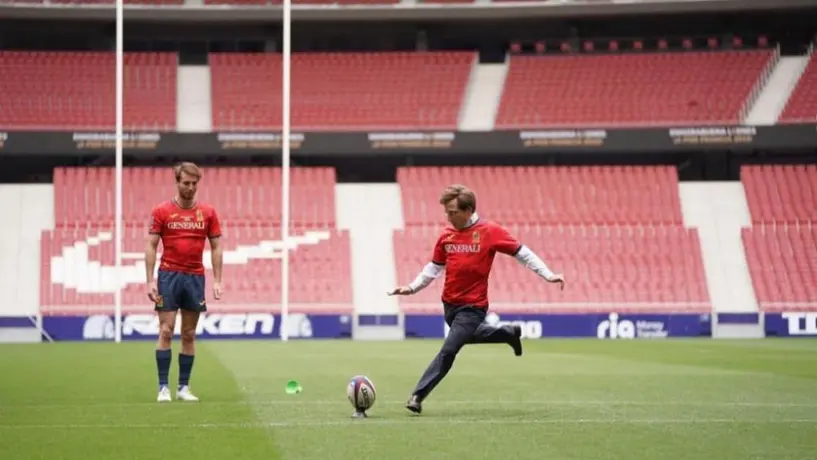 Alcalde de Madrid propinó un balonazo a fotógrafo en inauguración de cancha de rugby