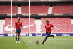 Alcalde de Madrid propinó un balonazo a fotógrafo en inauguración de cancha de rugby