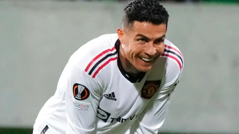 Cristiano Ronaldo desató las críticas por rechazar fotografía a fan con un ‘manotazo’