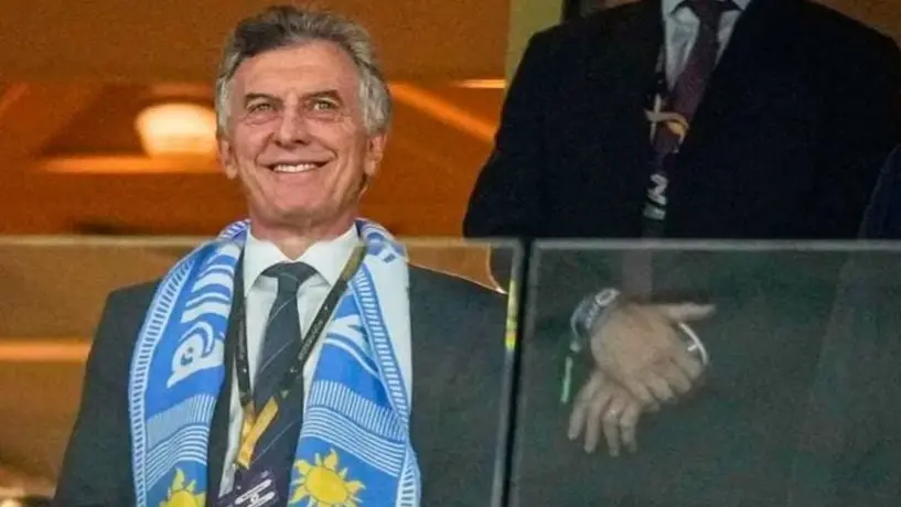 Argentina: Mauricio Macri sortea su "bufanda de la suerte" tras campeonato