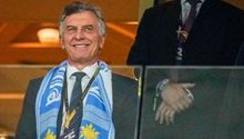 Argentina: Mauricio Macri sortea su "bufanda de la suerte" tras campeonato