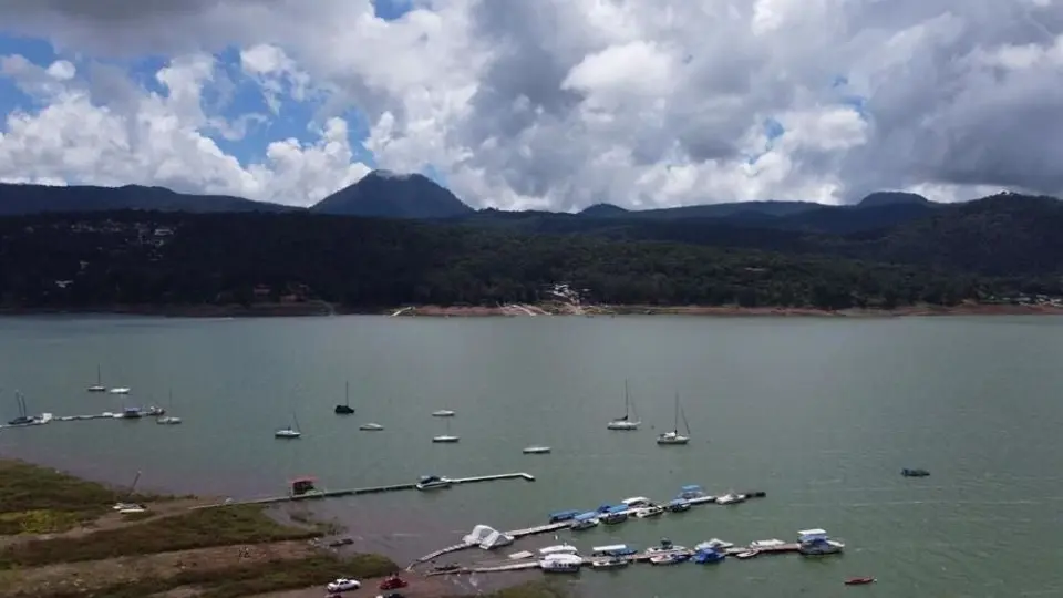 Valle de Bravo: Cancelaron triatlón por presencia de heces fecales en lago