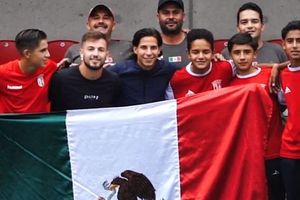 Diego Lainez y Eugenio Pizzuto convivieron con jóvenes futbolistas mexicanos del Sporting Braga