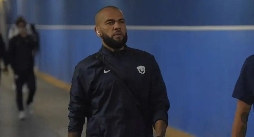 Dani Alves: Portó los colores del Barcelona durante sus vacaciones