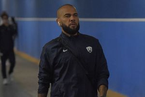 Dani Alves: Portó los colores del Barcelona durante sus vacaciones